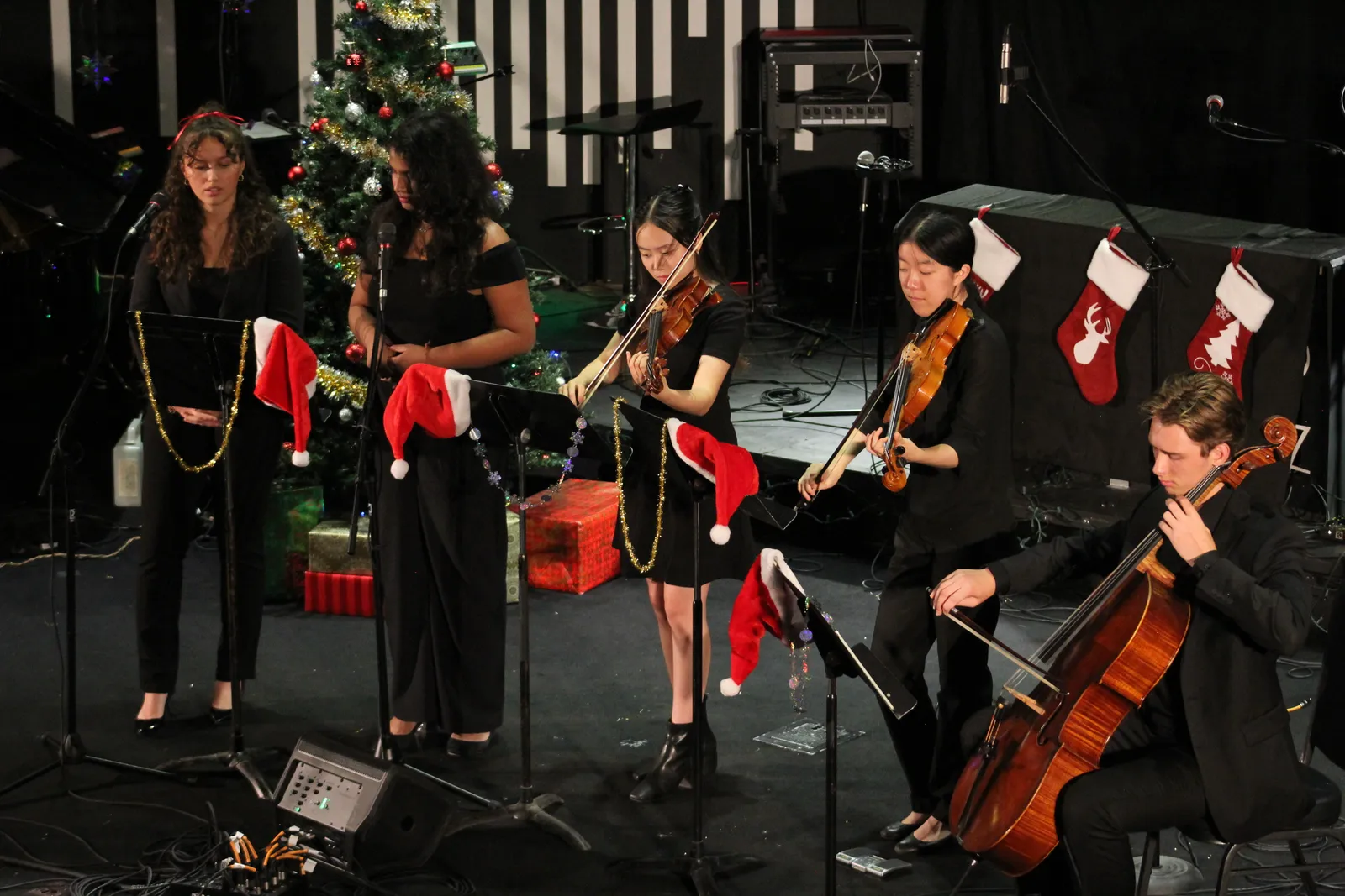 Ruthie Zhuang — La magie de Noël : Concert de Noël intergénérationnel pour les soins de longue durée